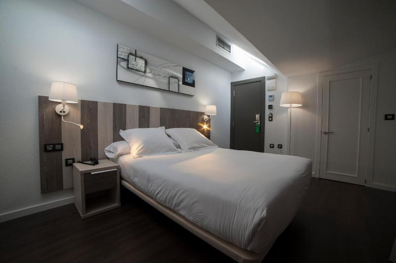 Economy Double Room image 3