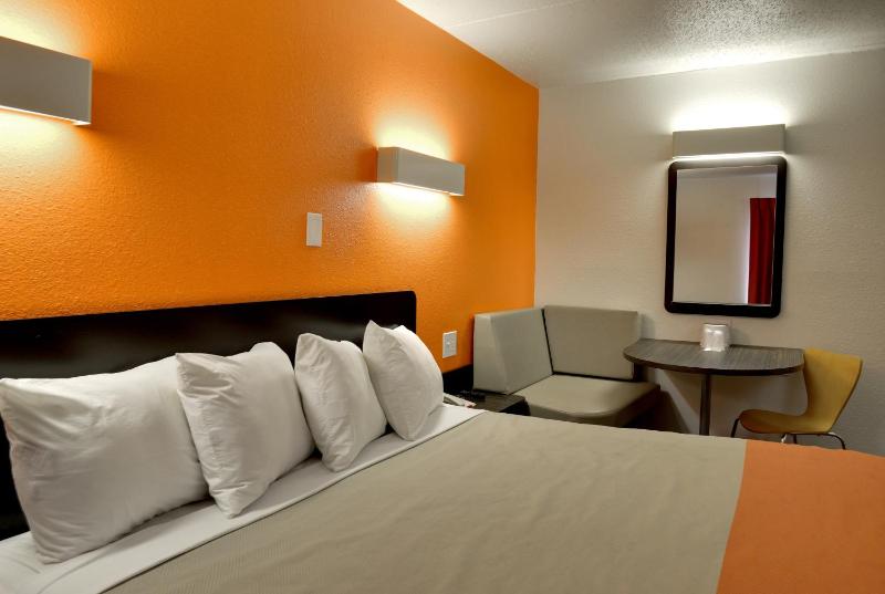 King Room with Roll-in Shower - Disability Access - Non-Smoking image 2