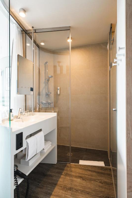Deluxe Double Room with Side Sea View image 3