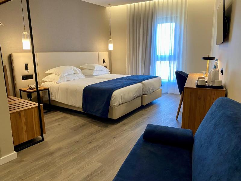 Large Twin Room image 4