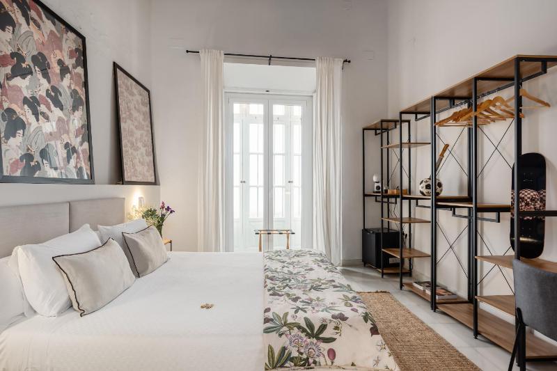 Deluxe King Room image 2