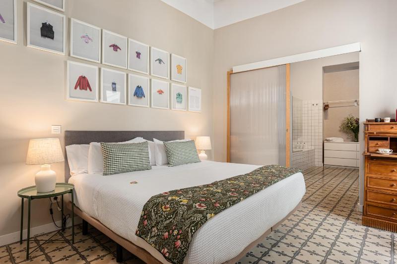 Deluxe King Room image 3