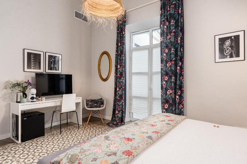 Deluxe King Room image 4