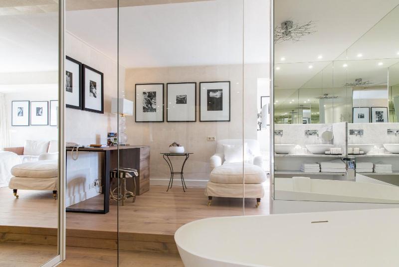 Deluxe Double Room image 4