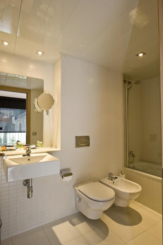  Three-Bedroom Apartment with Private Terrace  image 2