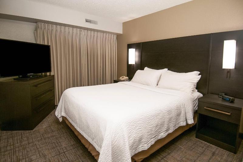 One-Bedroom Queen Suite with Sofa Bed image 4