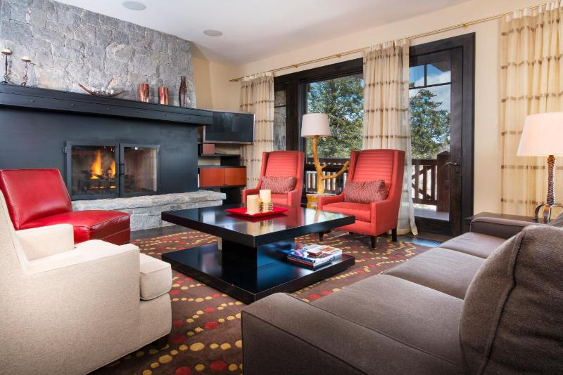 Three-Bedroom Deluxe Apartment image 4