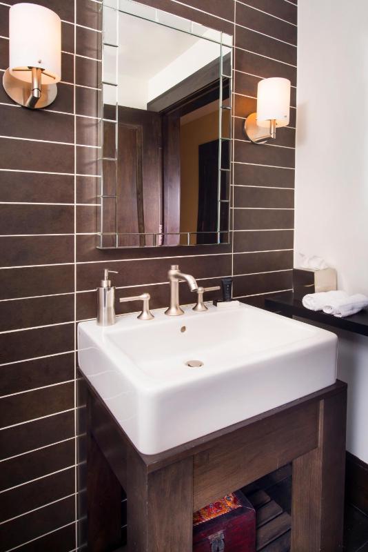 Three-Bedroom Deluxe Apartment image 3