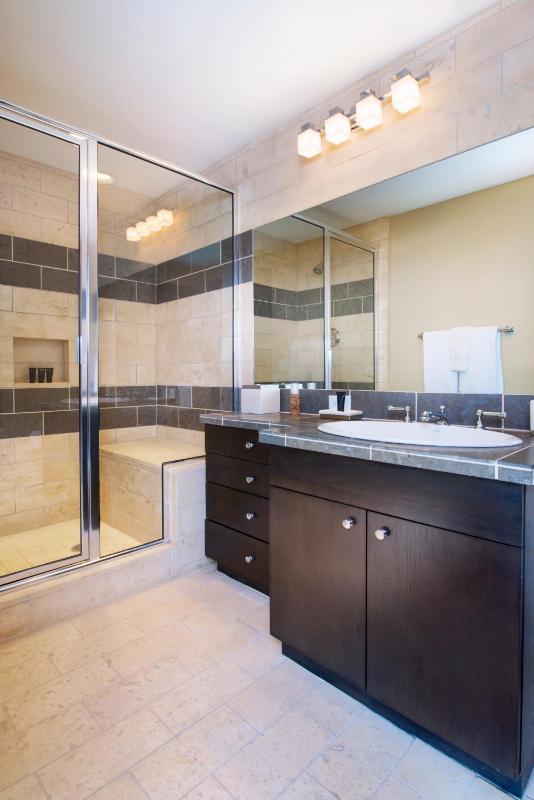 Three-Bedroom Deluxe Apartment image 2