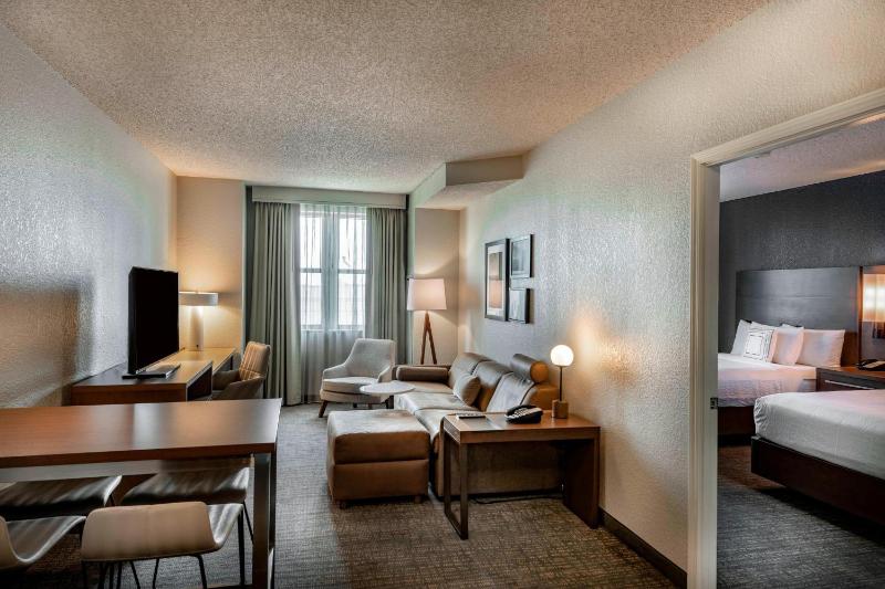 1 Bedroom Suite, 2 Queen, Sofabed image 2