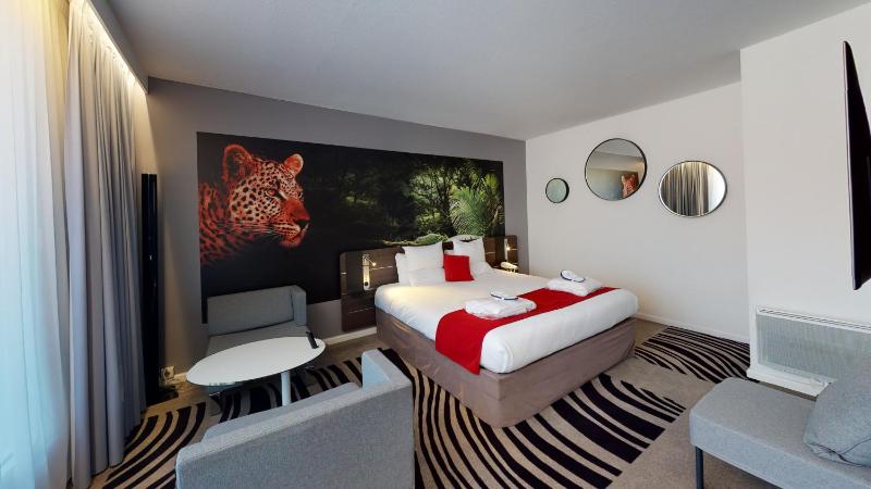 Suite with 1 Queen-Size Bed and Sofa Bed image 2