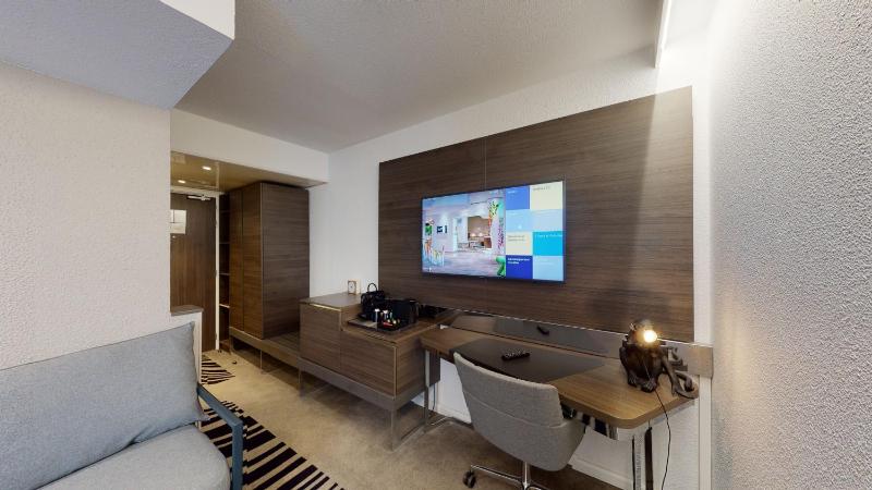 Suite with 1 Queen-Size Bed and Sofa Bed image 3