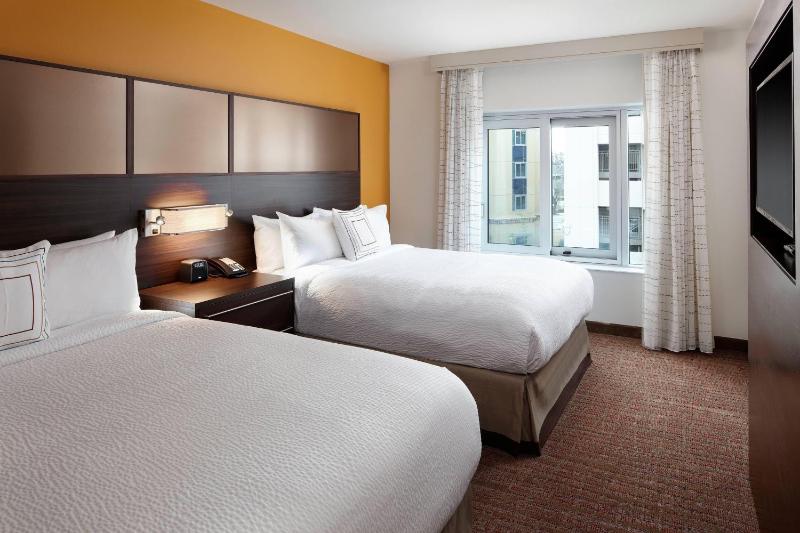 One-Bedroom Suite with Two Queen Beds image 1