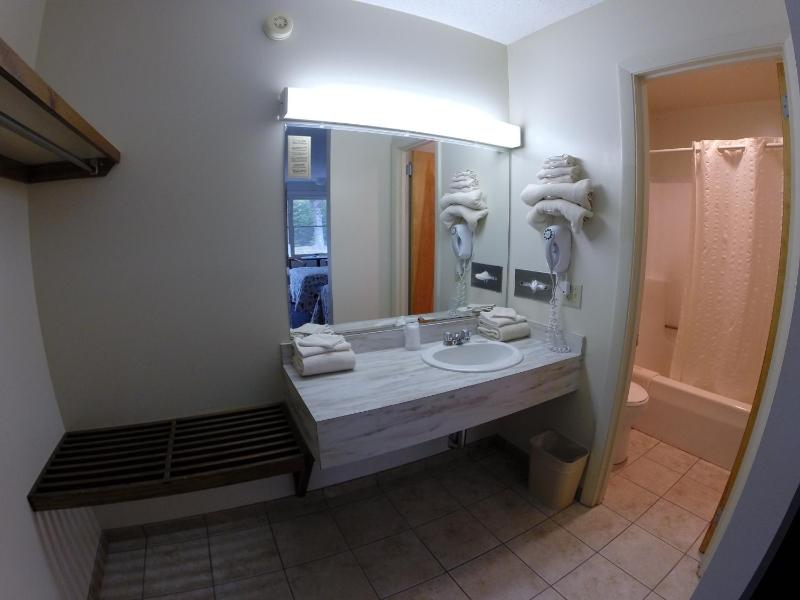 Standard King Room image 3