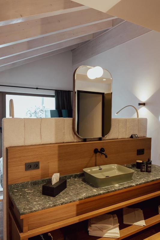 Deluxe Double Room with Balcony image 3
