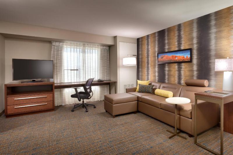 One-Bedroom King Suite with Sofa Bed and Adapted Tub - Mobility Accessible image 4