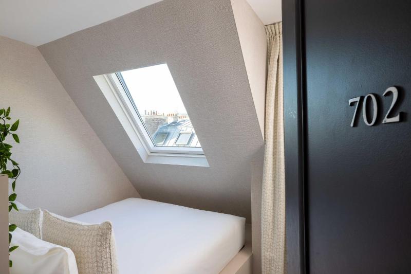 Parisian Room image 4