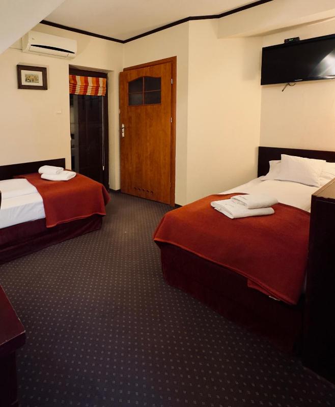 Twin Room with Balcony image 3