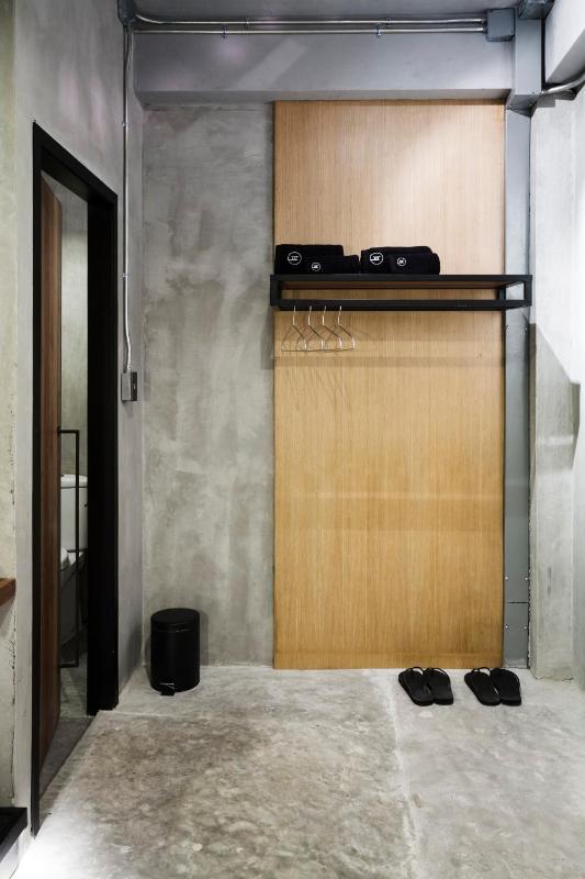 Deluxe Double Room with Shower - No Window image 3