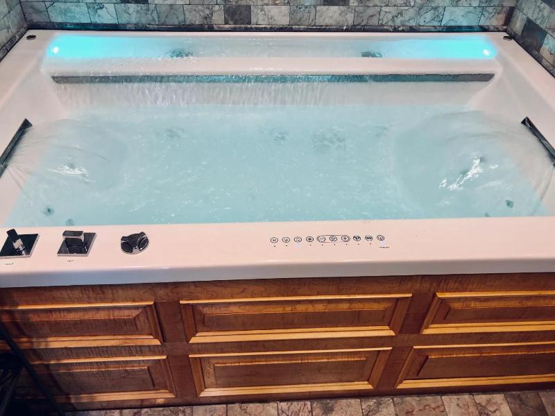 Suite with Spa Bath image 3