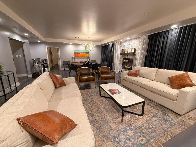One-Bedroom Suite with Balcony and Courtyard View image 4