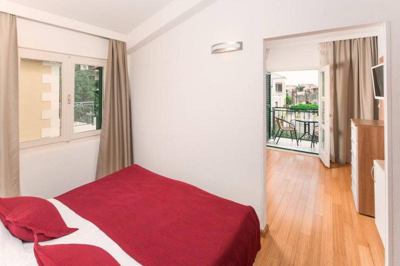 Comfort Double Room with Balcony and Side/Partial Sea View image 4