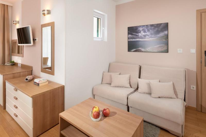 Comfort Double Room with Balcony and Garden View image 2