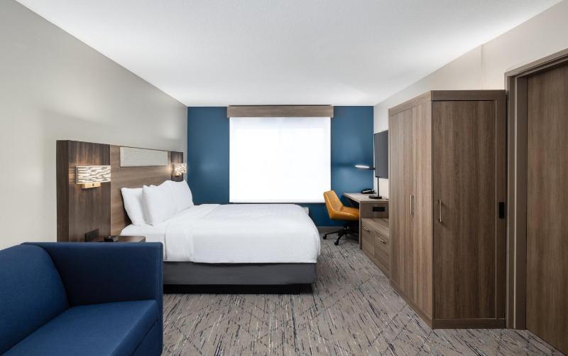 One-Bedroom Suite image 2