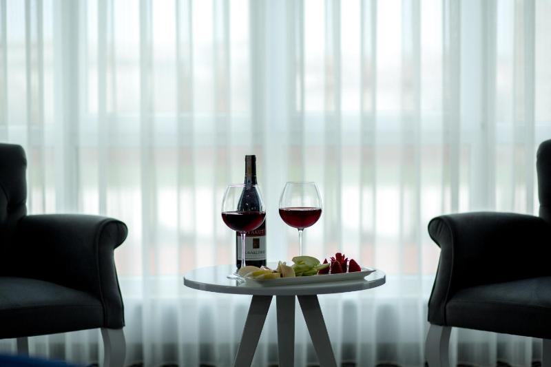 Deluxe King Room image 4