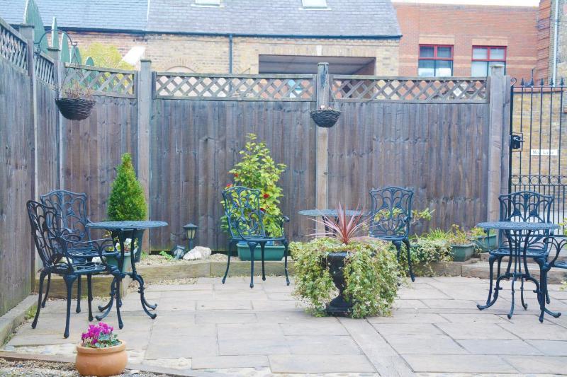 One Bedroom Apartment - Lady Hamilton   image 2