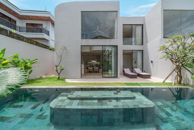 Villa Kiyoji: Brand New Minimalistic 3BR in Umalas - image 40