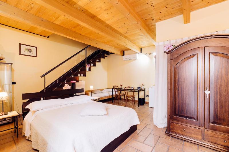Comfort Triple Room with Shower image 2