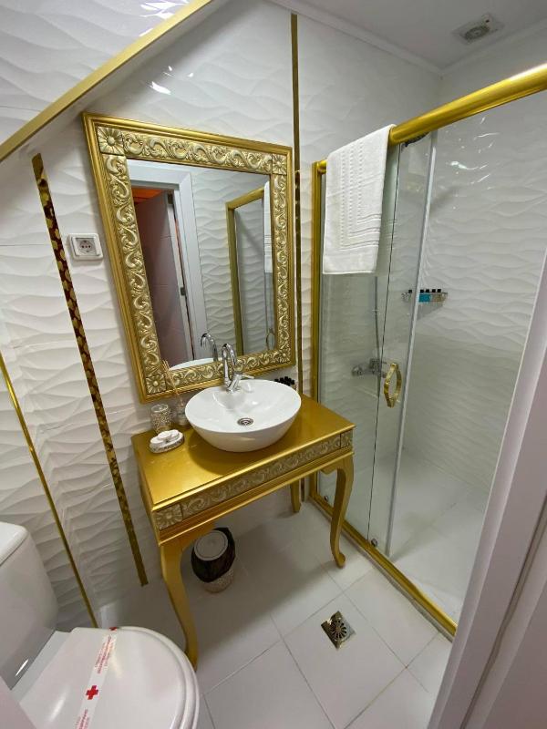 Standard Quadruple Room image 3