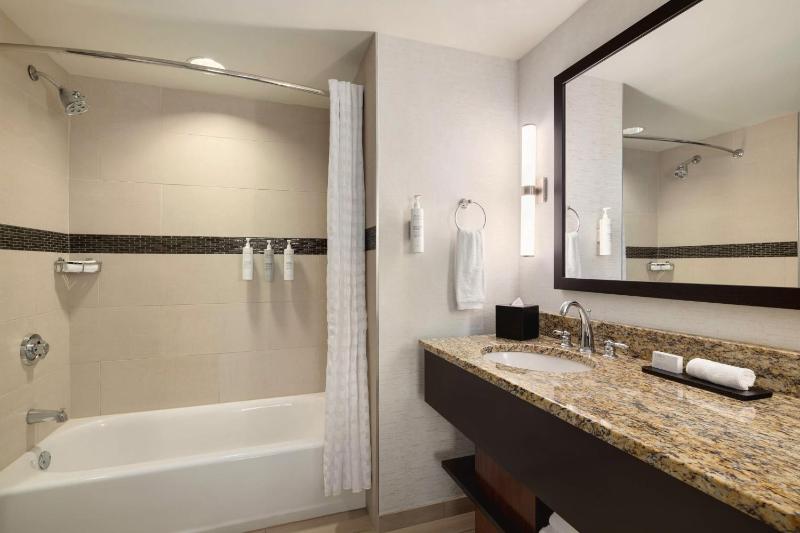 One-Bedroom Queen Suite with Two Queen Beds image 3
