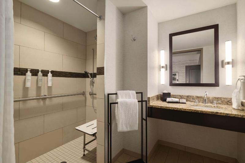 King Room Mobility Access w/ Roll-In Shower Non-Smoking image 2
