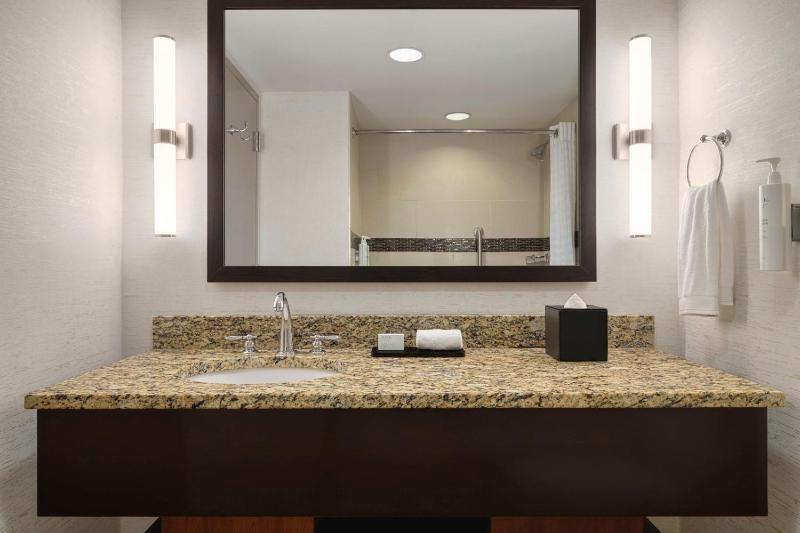 One-Bedroom Queen Suite with Two Queen Beds image 2