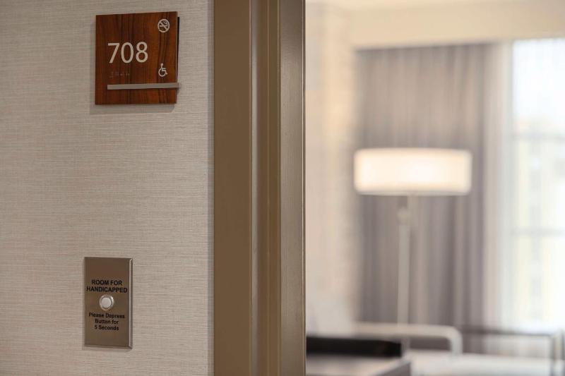 One-Bedroom King Suite - Hearing Access image 4