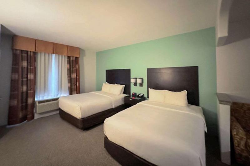Queen Suite with Two Queen Beds - Non-Smoking image 4