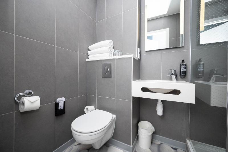 Twin Room image 2