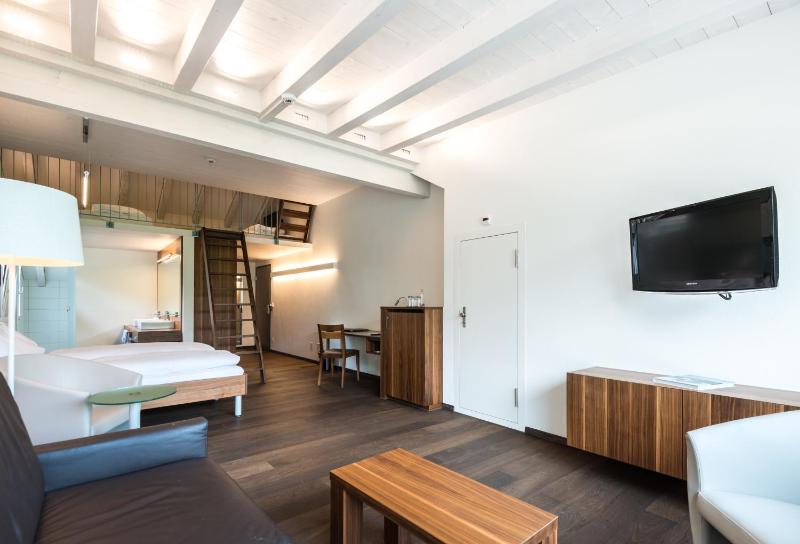 Family Suite with Lake View and Village View image 3