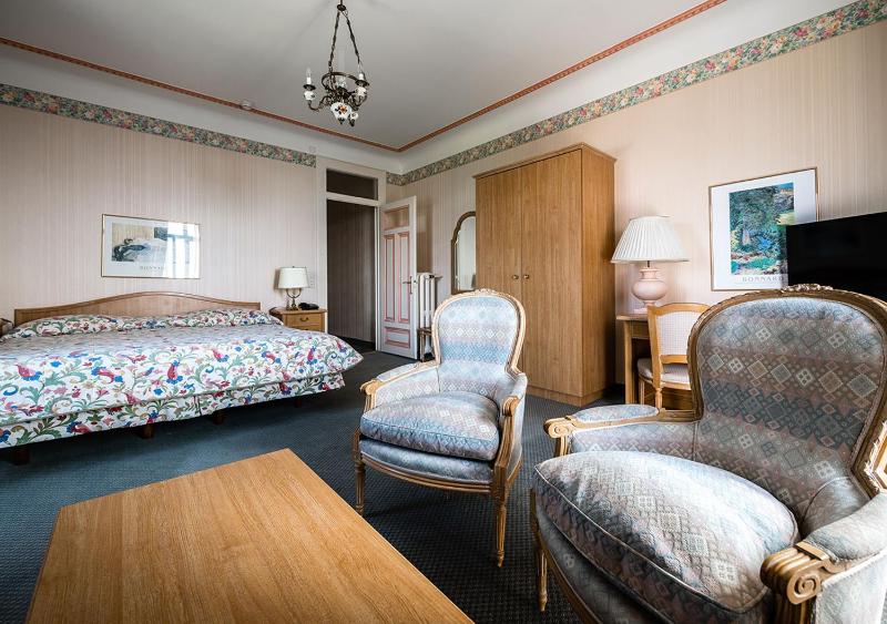 Junior Suite with Balcony image 3