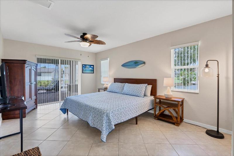 Relaxing Cape Coral Villa 1000: Pool on the Canal - image 8