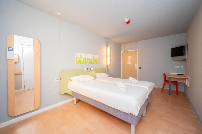 Standard Twin Room - Disability Access image 4