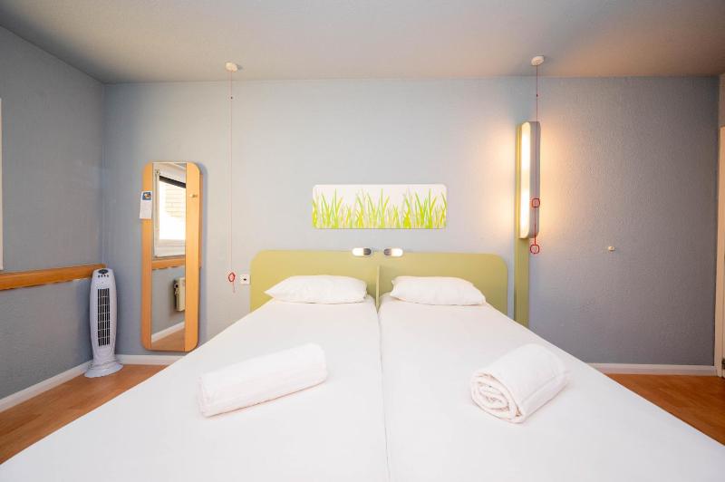 Standard Twin Room - Disability Access image 3