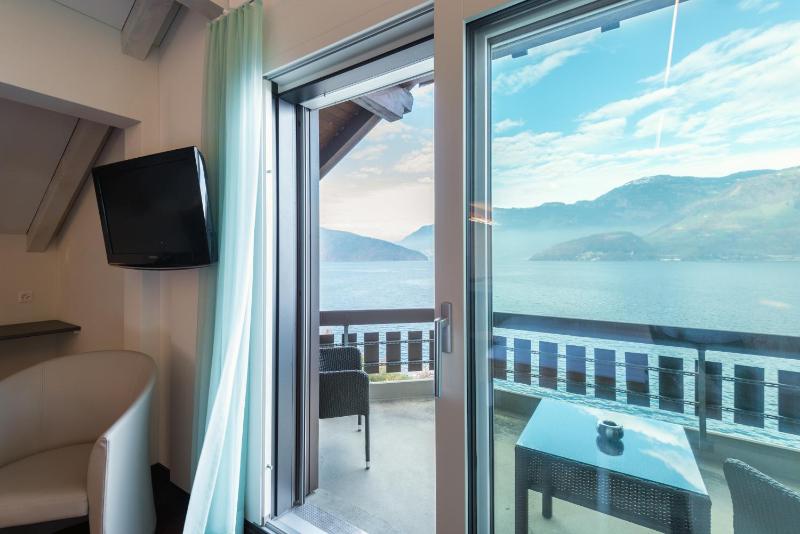 Junior Suite with Lake View image 4
