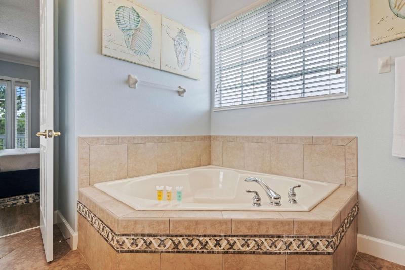 Embrace Luxury: Your Perfect Seaside Escape - image 4