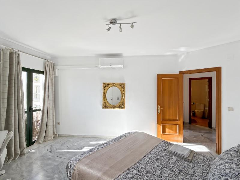 Exclusive Malaga Apartments with Cathedral Views and Auto Check-in - image 5
