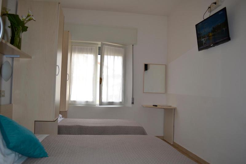 Standard Triple Room image 4
