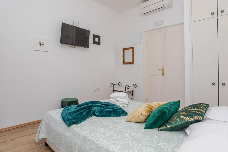 Double Room - Olive image 3