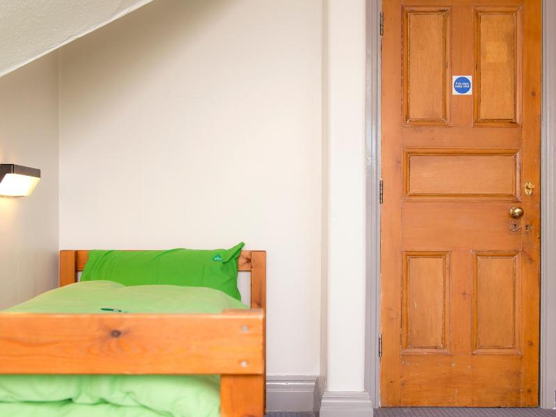 Triple Room with Shared Bathroom image 4